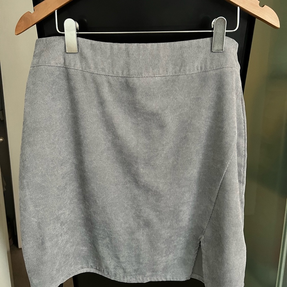 Chic Gray Mini Skirt with Slit